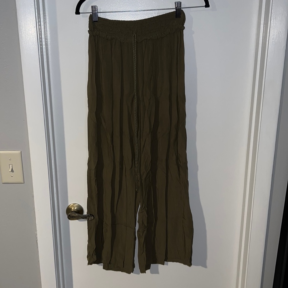 Army green comfy beach pants. US size small